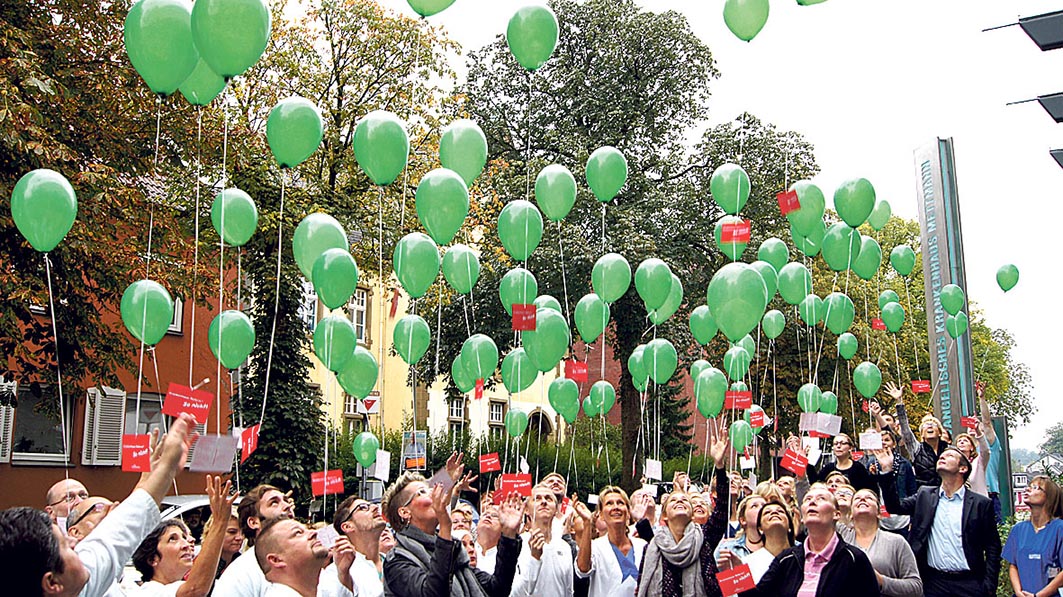 Image - Protest mit grünen Luftballons gegen Reformvorhaben