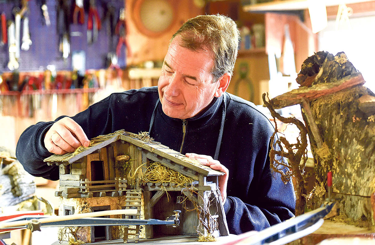 Image - Vom Personenschützer zum Krippenschnitzer