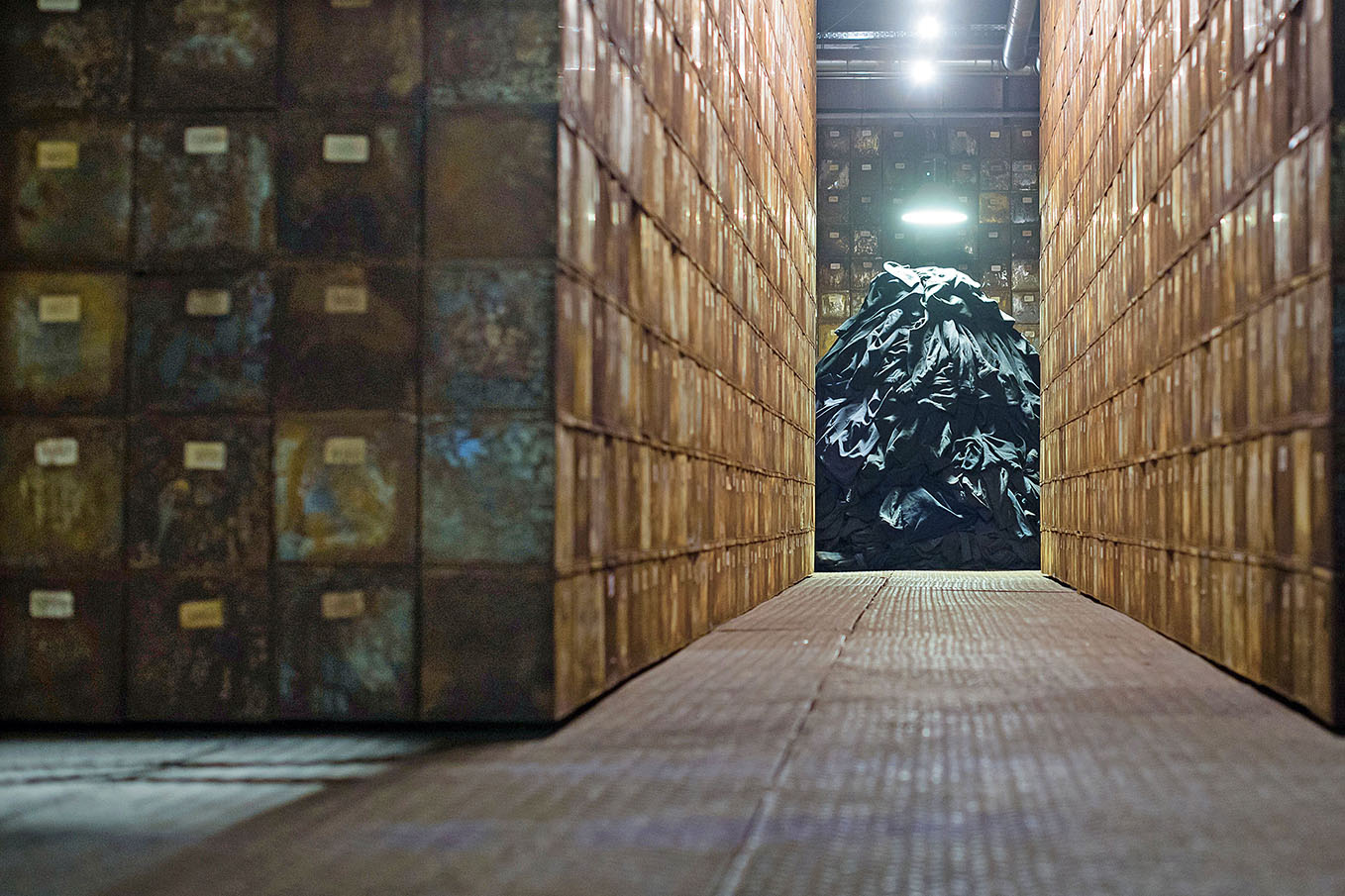 Image - Dunkler Kleiderberg in fahlem Licht