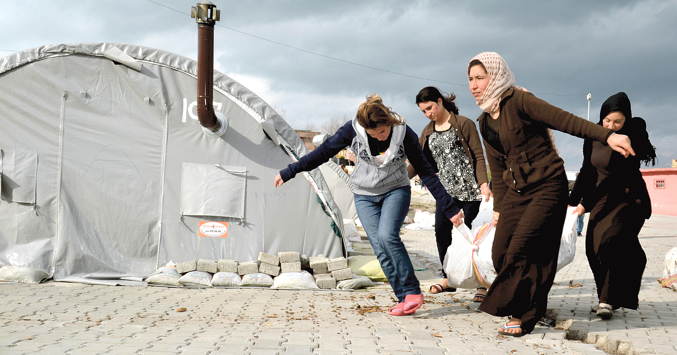 Image - Hoffnung zwischen grauen Zelten