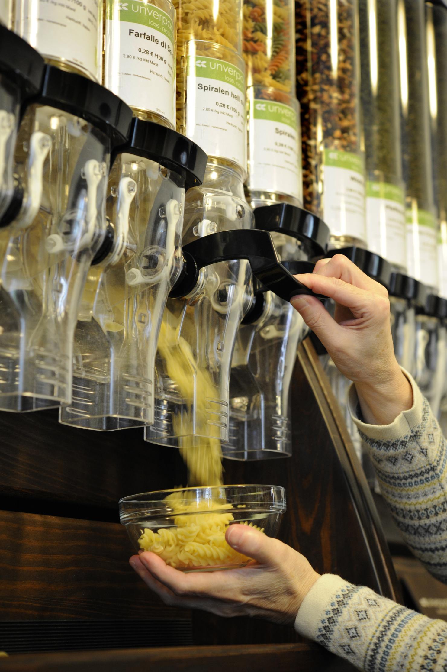 Image - Dilemma vor dem Supermarktregal