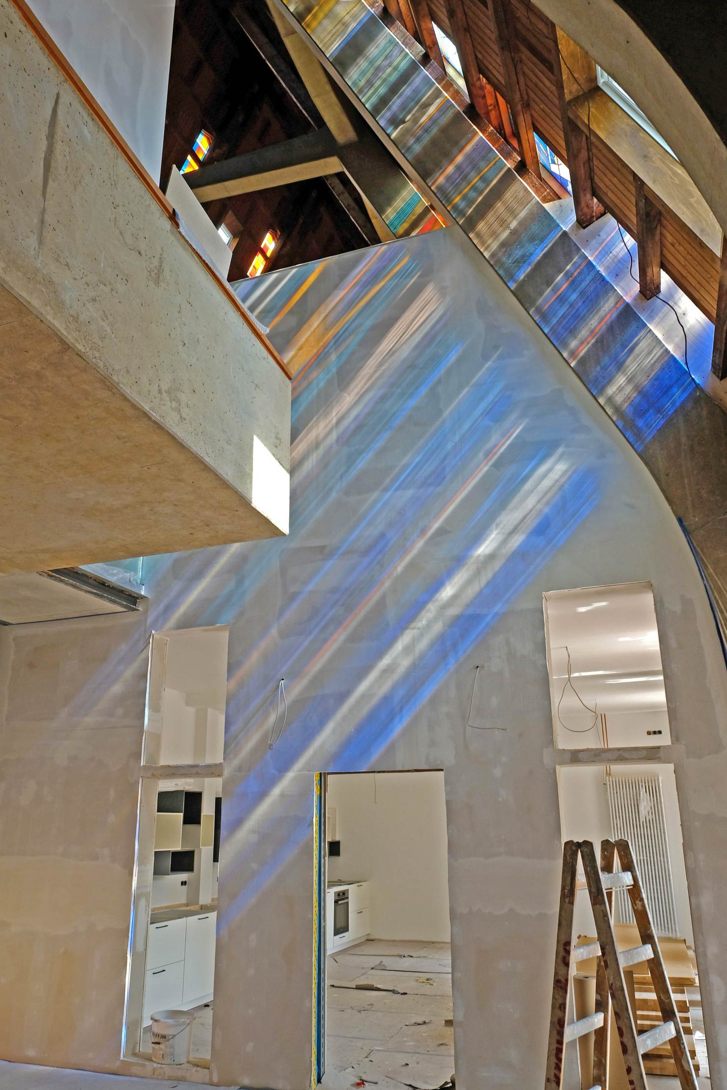 Image - Büffeln unter Buntglasfenstern