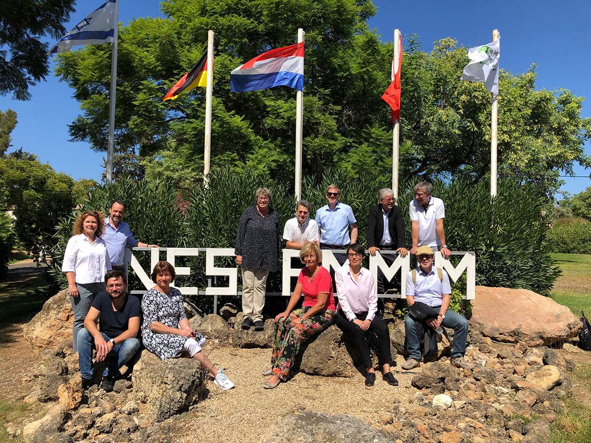 Image - Mauern durchbrechen und aufeinander zugehen