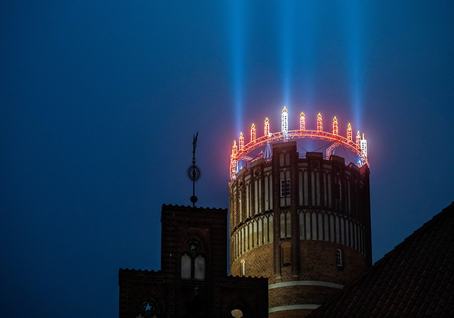 Image - Riesiger Adventskranz leuchtet vom Lüneburger Wasserturm