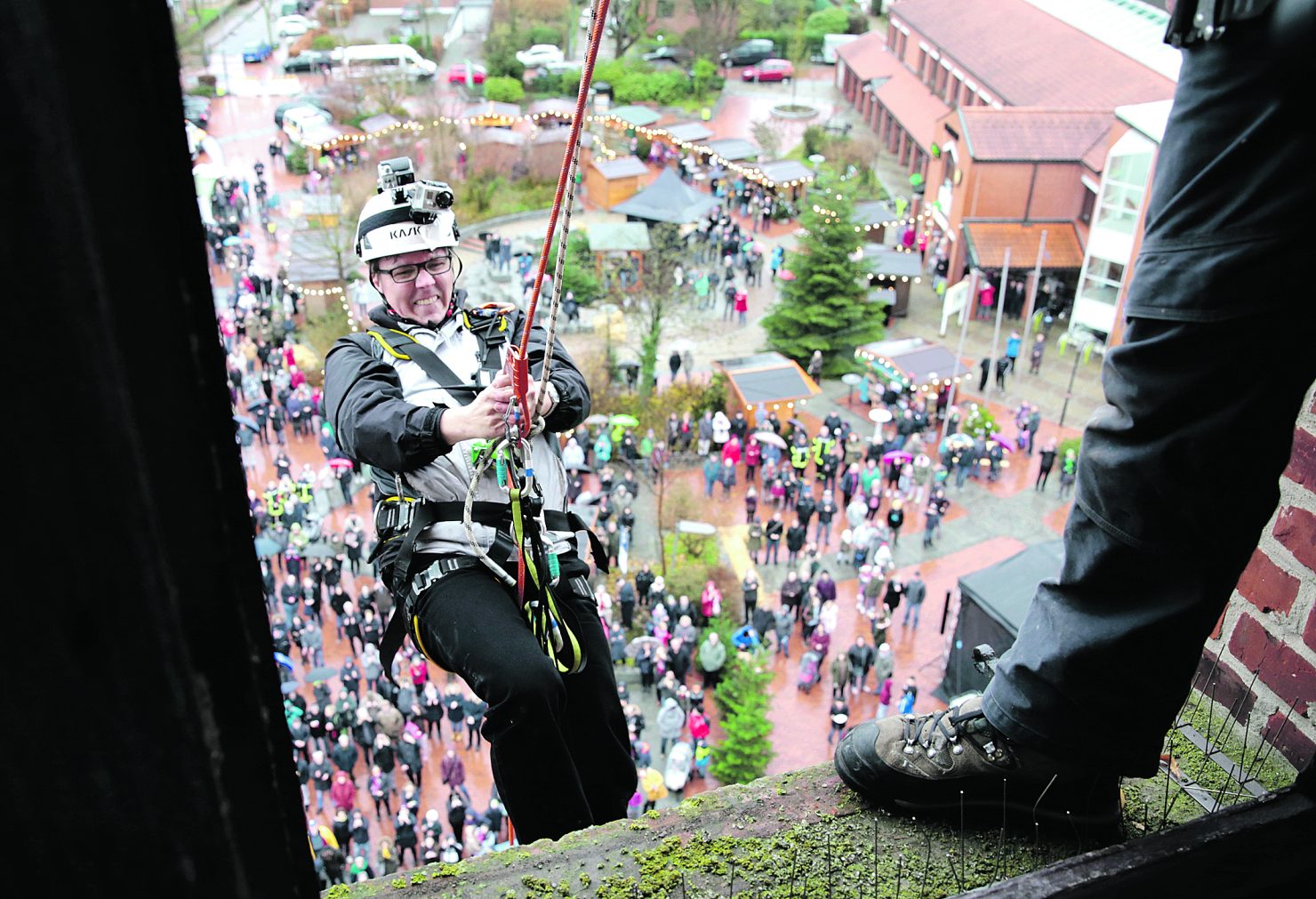 Image - Pfarrer erklettert Kirchturm