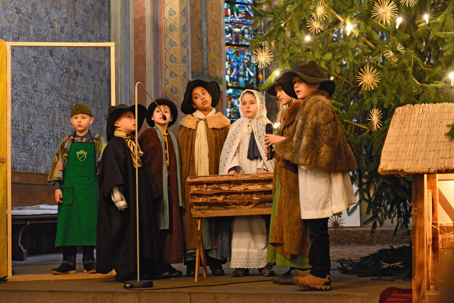 Image - Ufos im Heiligen Land, Reporter vor dem Stall