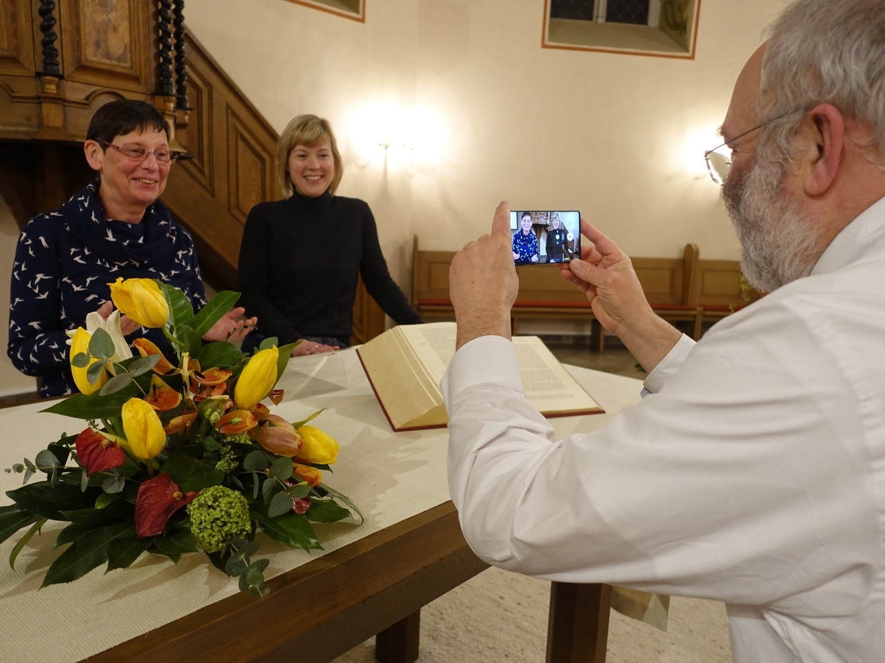 Image - Ein Mensch. Eine Kerze. Eine Bibel