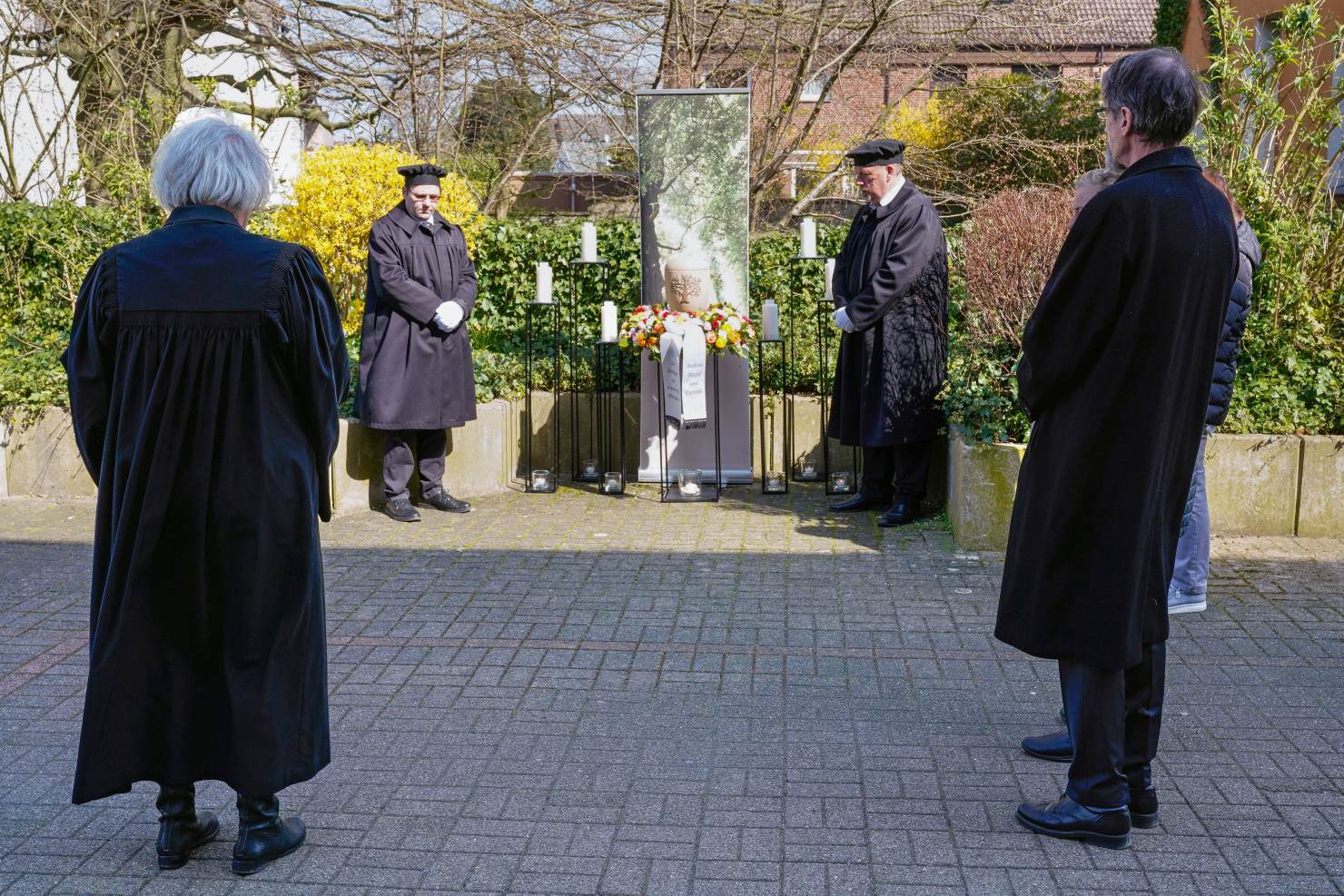 Image - Trost nur mit Abstand