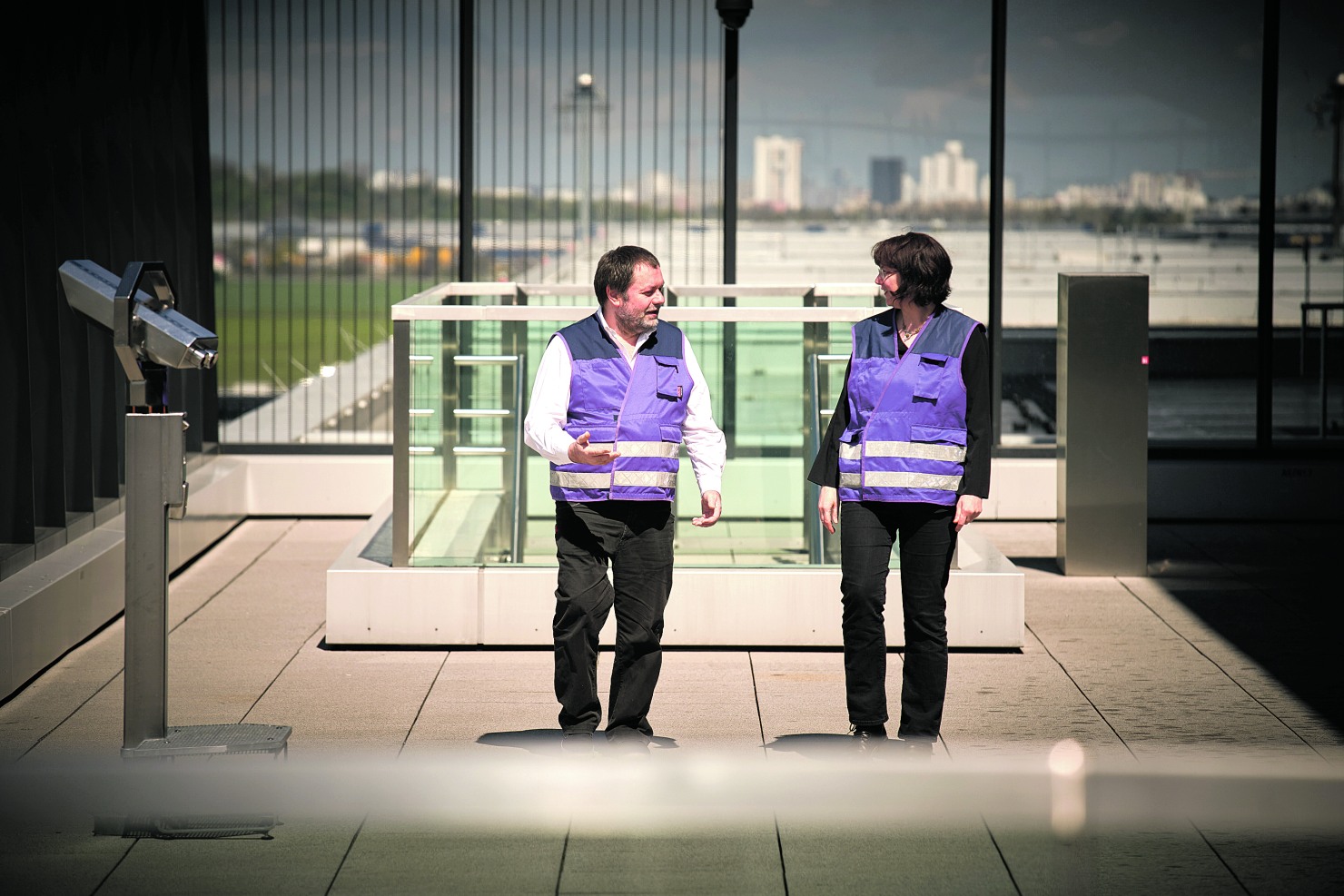 Image - Helfer in Lila