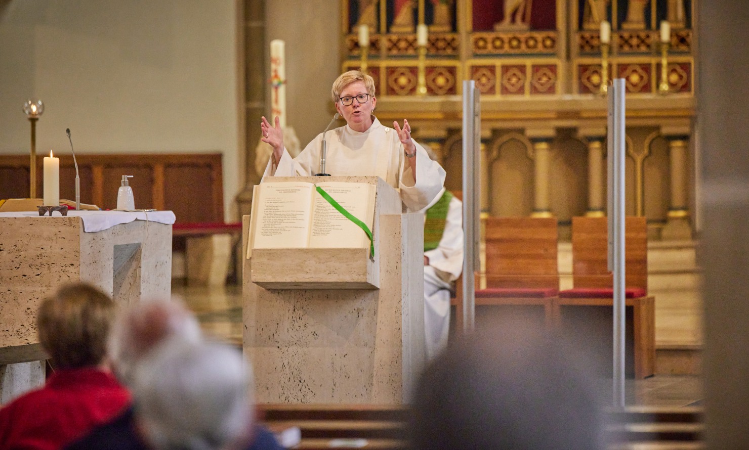 Image - Gemeindechefin mit Leib und Seele – aber ohne Weihe