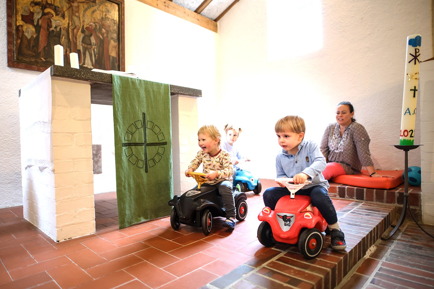 Image - Windeln wechseln am Altar