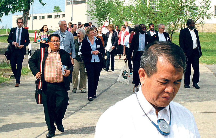 Image - Bischofs-Delegation besucht Flüchtlingsheim