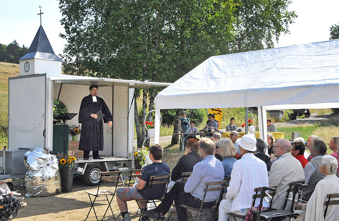 Image - Kirchturm und Altar im Gepäck