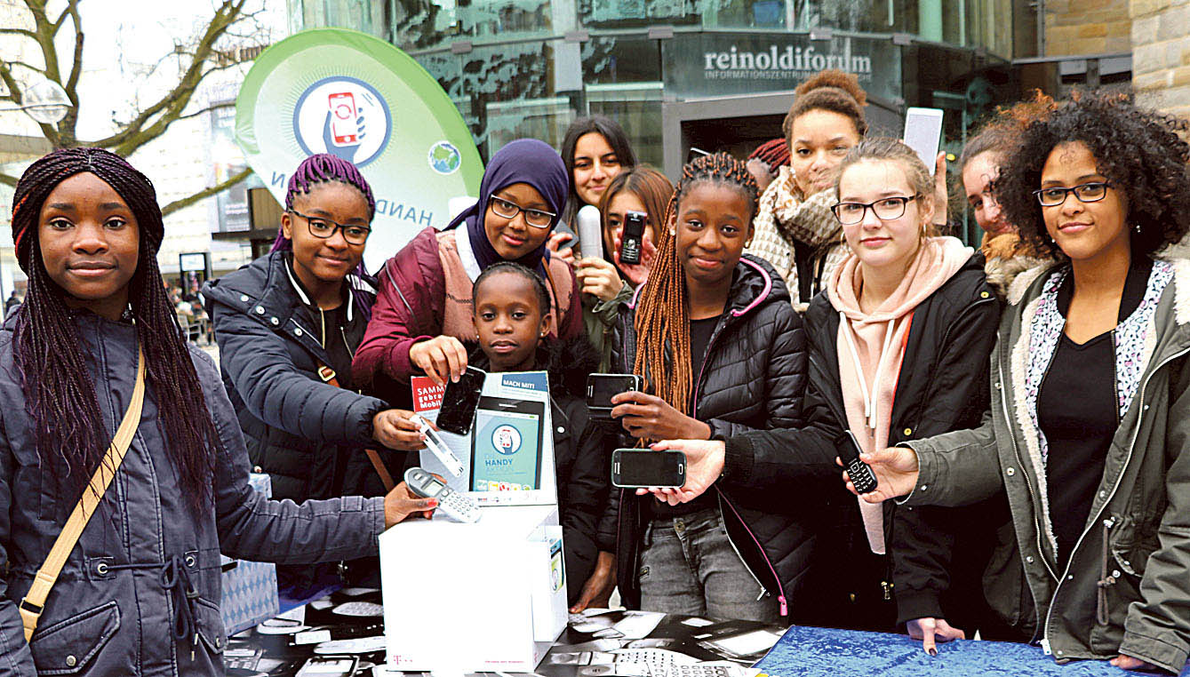 Image - In die Kiste mit den Handys