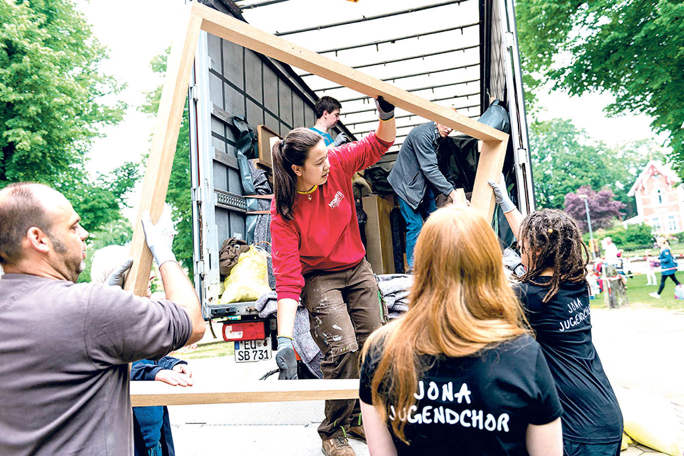 Image - Frauenkraft beim Orgelbau