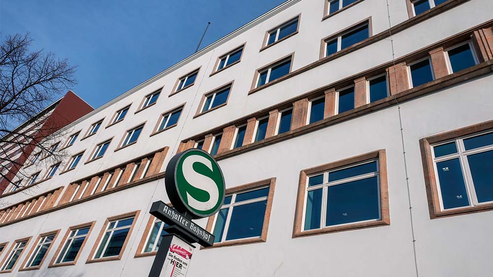 Das Exilmuseum soll in direkter Nachbarschaft zum Dokumentationszentrum der Vertriebenen-Stiftung am Anhalter Bahnhof in Berlin stehen