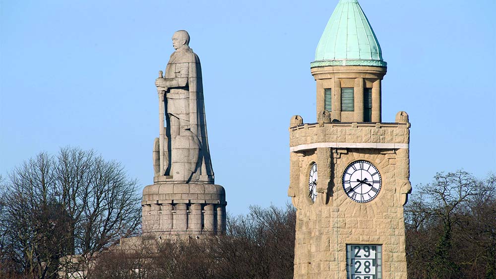 Denkmal für Otto von Bismarck und der Pegelturm der St. Pauli-Landungsbruecken in Hamburg