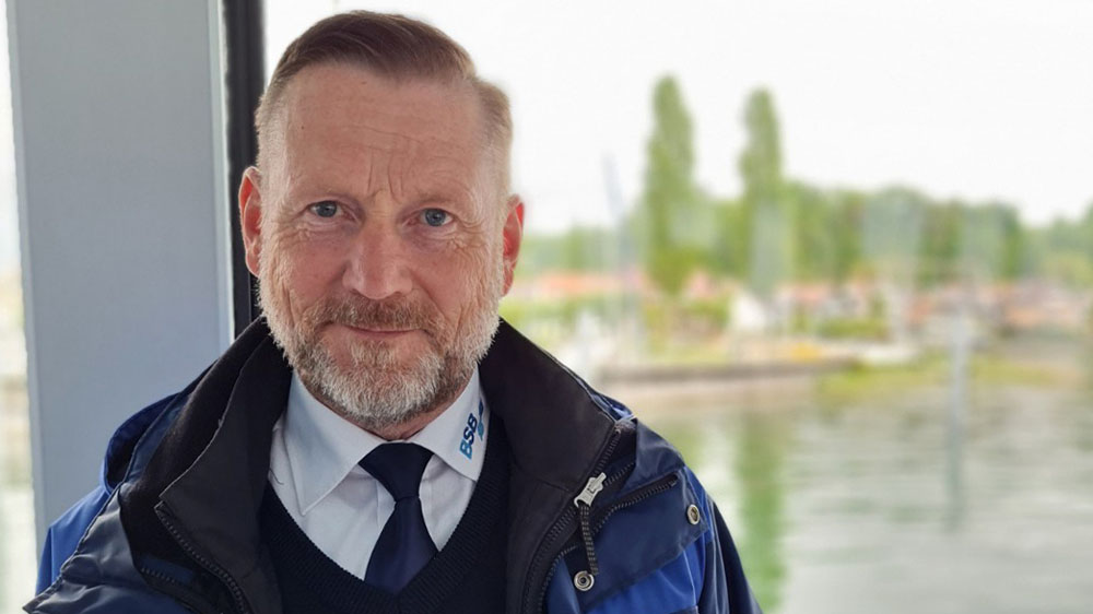 Kapitän Jürgen Marin auf dem ersten vollelektrisch betriebenen Fahrgastschiff des Bodensees, die "MS Insel Mainau"
