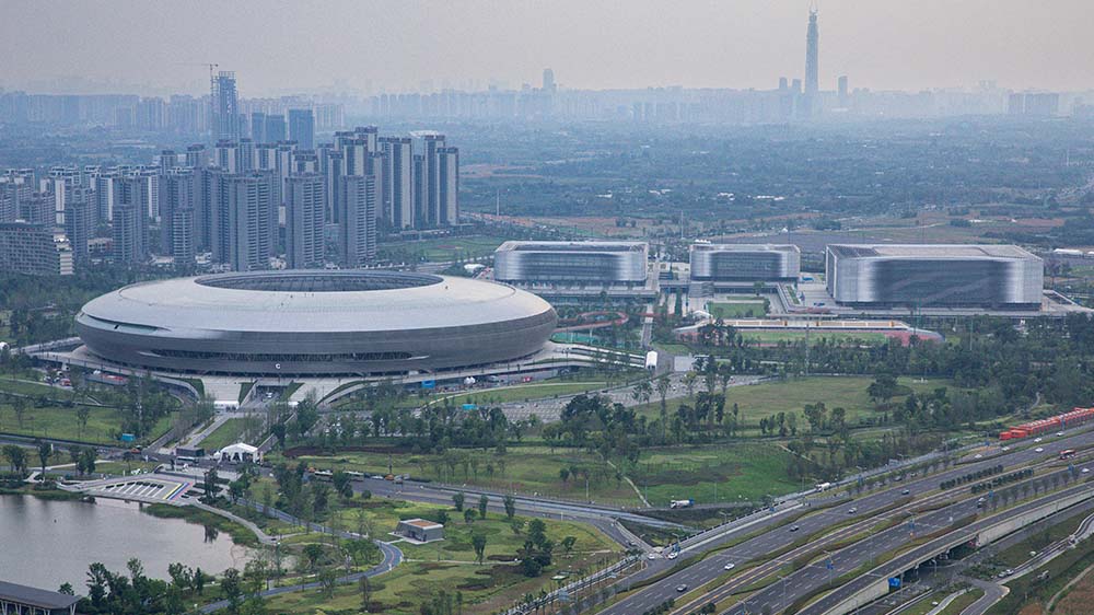 Blick auf Chengdu im Südwesten Chinas mit Sportstadion