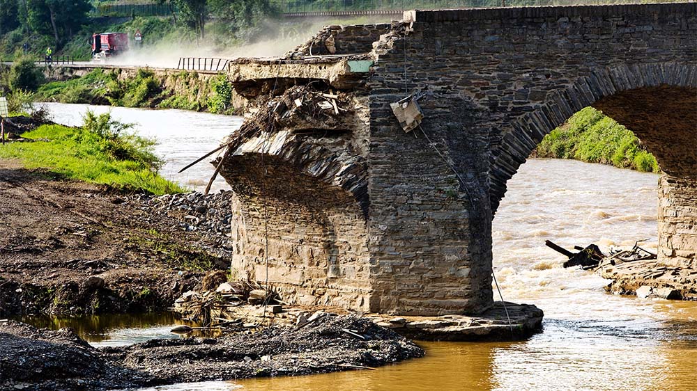 Viele Denkmale wurden durch die Flut im Ahrtal zerstört. Hier ist die Nepomuk-Brücke zu sehen (Archivbild)
