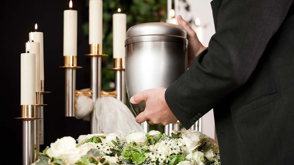 Wegen falscher Asche in der Urne muss ein Ex-Bestatter eine Geldstrafe zahlen