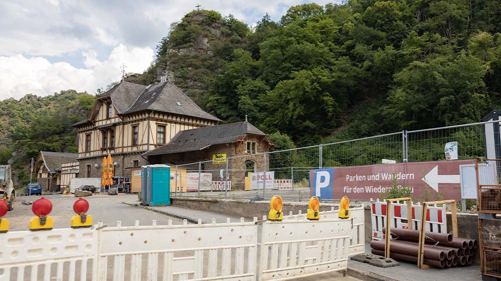 Bahnhof Altenahr mit Wanderparkplatz - Etwa zwei Jahre nach der Flutkatastrophe im Juli 2021 befindet sich die Region weiterhin im Wiederaufbau