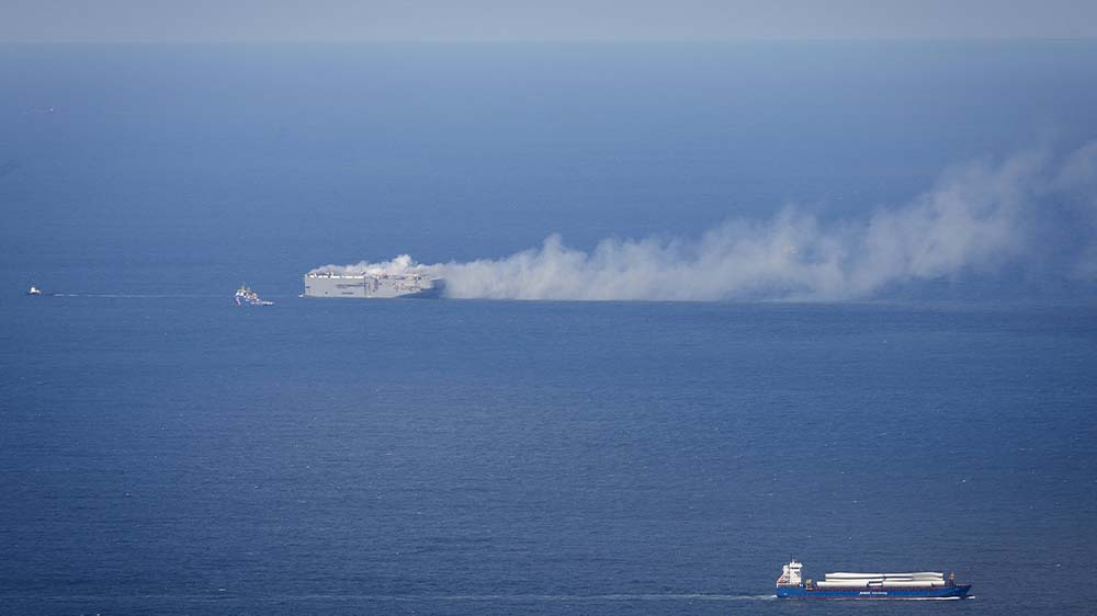 Image - Brennender Autofrachter in weniger befahrene Gewässer geschleppt