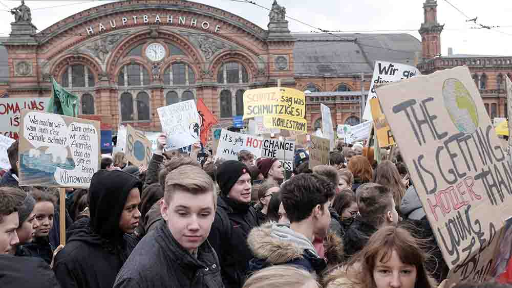 Im März 2019 demonstrieren die Jugendlichen vor dem Bremer Hauptbahnhof