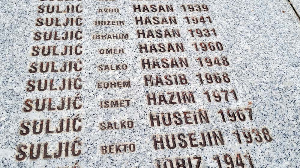 Eine Gedenktafel im Srbrenica Memorial Center zeigt die endlose Reihe von Namen der Opfer 