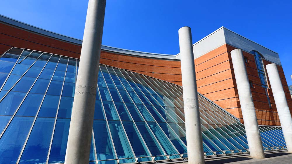 In unmittelbarer Nähe zum Germanischen Nationalmuseum und Straße der Menschenrechte in Nürnberg soll nun die Ausstellung "Jesus liebt" zu sehen sein