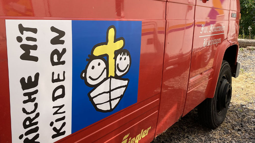 Viel Platz für Material für Kindergottesdienste: Stefan Mendling, Pfarrer fuer Gottesdienste mit Kindern und Familien in der Pfälzer Kirche, will zu Veranstaltungen draußen mit einem umgebauten Feuerwehrauto fahren