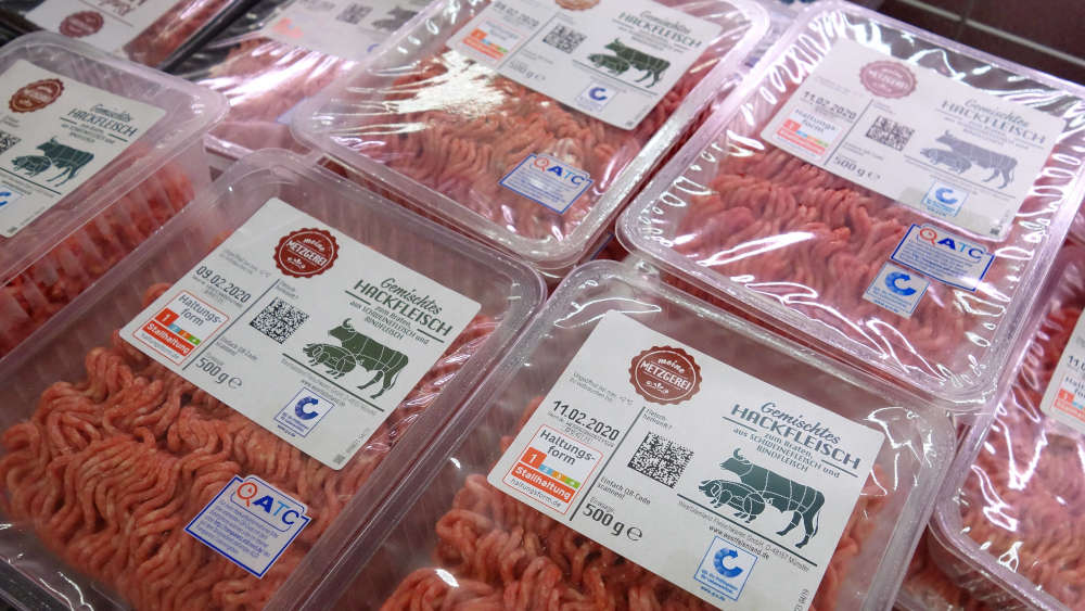 Das meiste Fleisch in den Kühltheken deutscher Lebensmittelhändler trägt die Nummer 1, der unterste Standard der Haltungsform