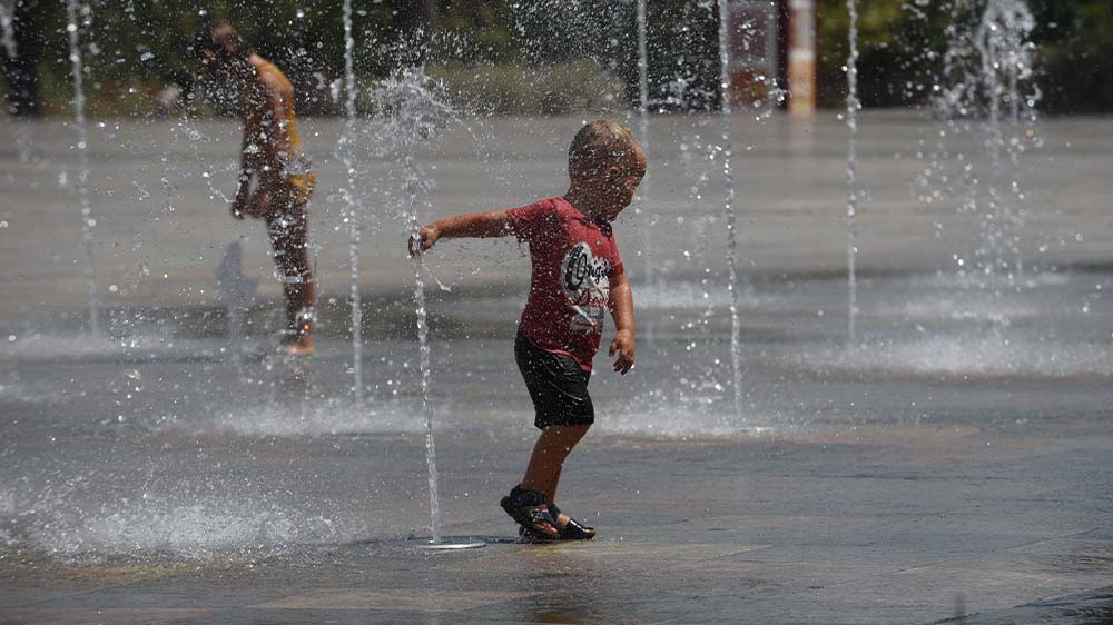 Hitzewellen sind laut Unicef für Kinder besonders gefährlich, da sie im Vergleich zu Erwachsenen weniger in der Lage seien, ihre Körpertemperatur zu regulieren