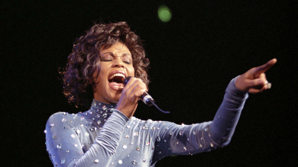 Whitney Houston wähhrend eines Konzerts 1988 in Oslo