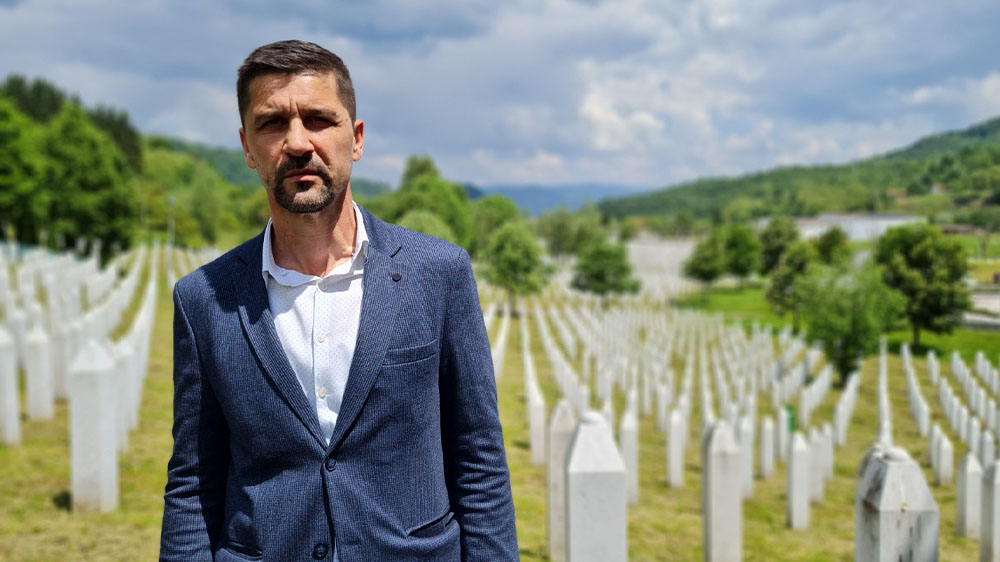 Grossimam von Srebrenica Damir Pestalic steht auf dem Friedhof des Srebrenica Memorial Centers