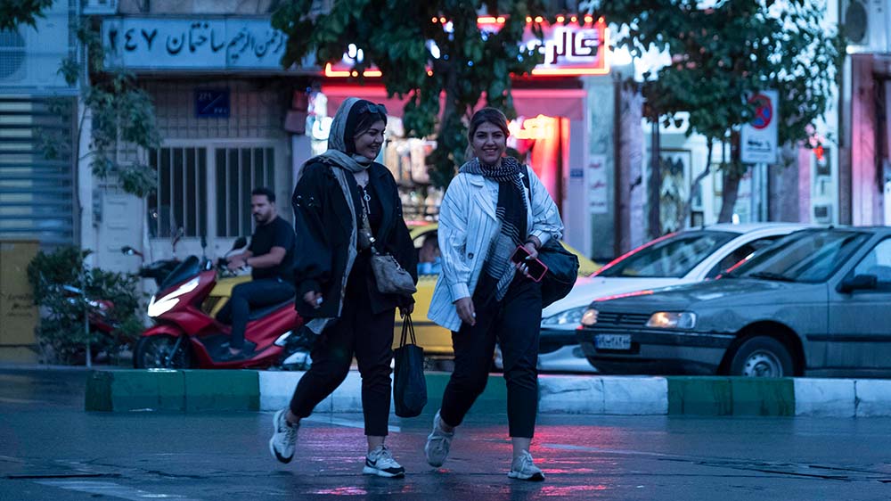 Manche junge Iranerinnen sind weiterhin ohne Kopftuch unterwegs - ihnen drohen Strafen 