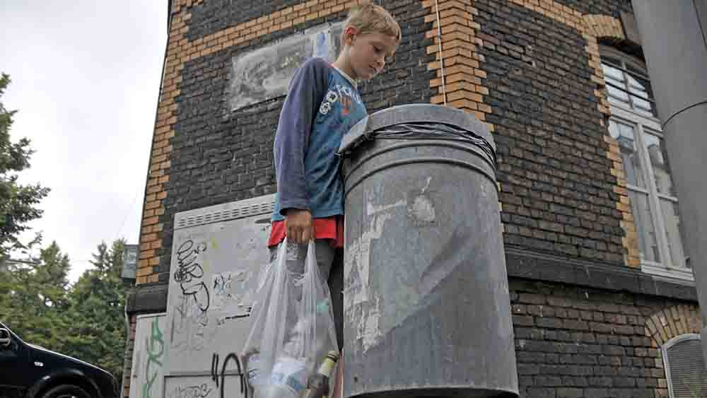 Auch in Deutschland Realität: Ein Junge sammelt Pfandflaschen (nachgestellte Szene)