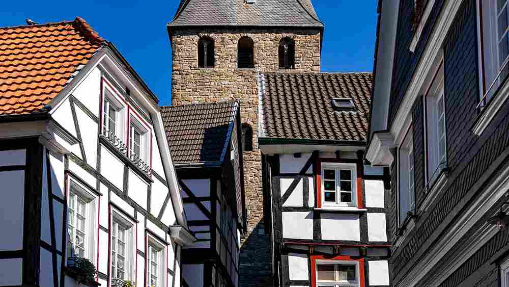 Die Kirche mitten im Dorf ist mitunter gefährdet. Sie kann durch mutige Nutzung aber auch Chancen  eröffnen.