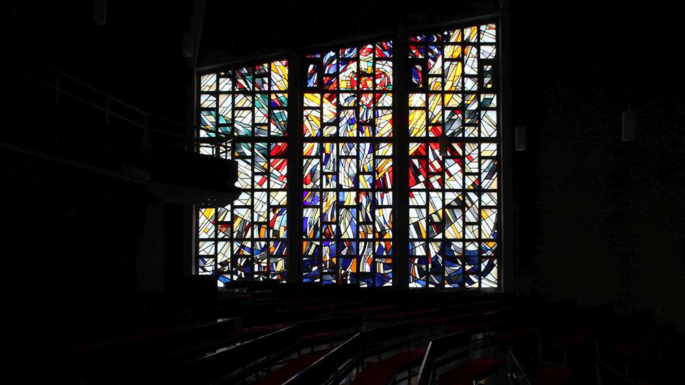 Das „Tauffenster“ der Johanneskirche in Castrop-Rauxel-Schwerin aus dem Jahr 1960 wurde nach einem Entwurf von Karl Hellwig umgesetzt. Aus der Glaswand scheinen "Ströme lebendigen Wassers" zu fließen.