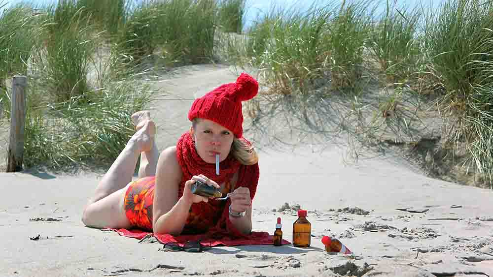 Wer im Urlaub krank wird, kann seine Medikamente natürlich auch mit an den Strand nehmen