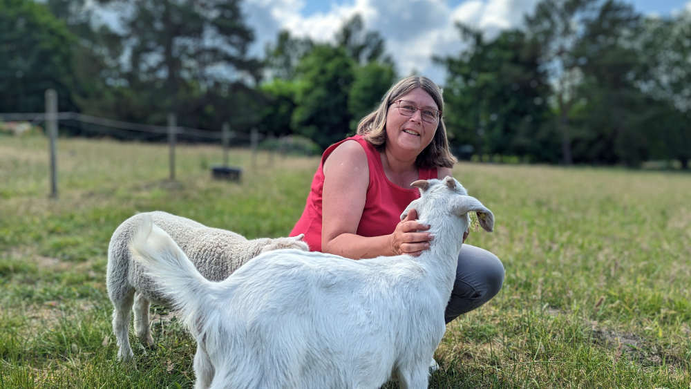 Astrid Faehling ist die Leiterin des Lohmühlenhofs mit Tieren