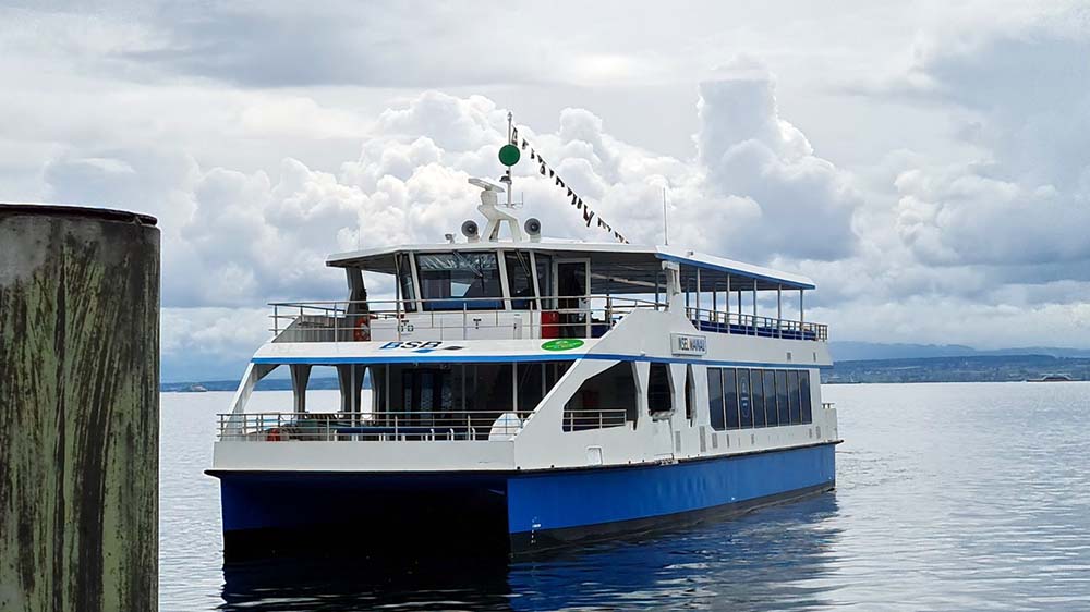 Das erste vollelektrisch betriebene Fahrgastschiff des Bodensees, die "MS Insel Mainau", faehrt bei Friedrichshafen über den Bodensee