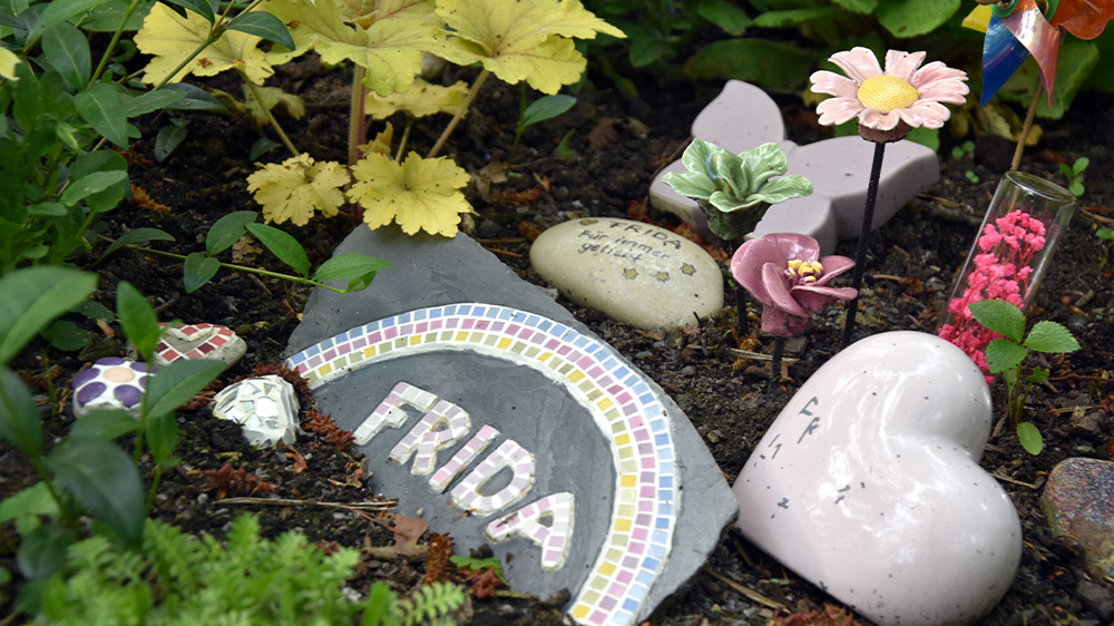 Auf eigenen Feldern auf Friedhof finden sie ihre letzte Ruhe