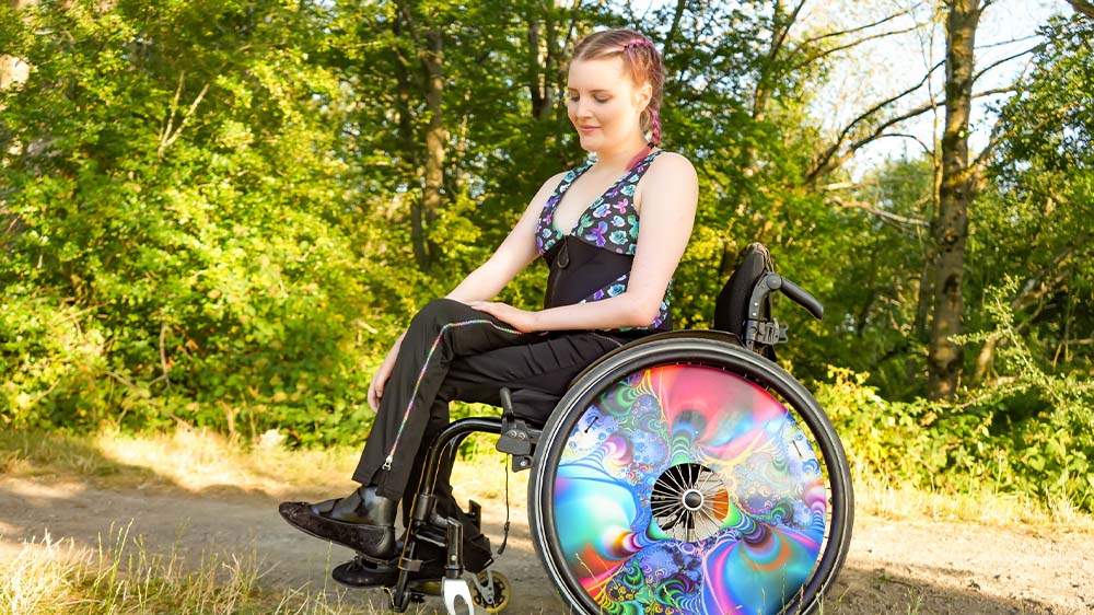 Die Mode von Anna Franken hat zum Beispiel Greifhilfen, damit sich Rollstuhlfahrerinnen selbst an und ausziehen können