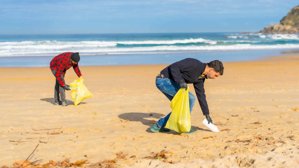 Die Forscherinnen und Forscher der Friedrich-Alexander-Universität in Erlangen wollen herausfinden, welchen Einfluss Meerwasser auf Kunststoffe hat