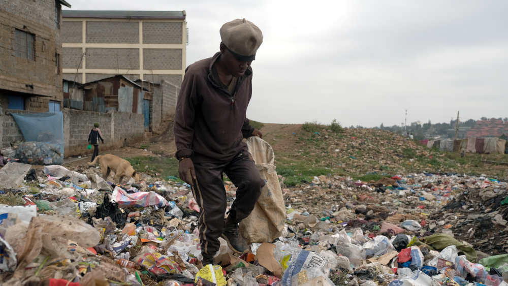 Francis Karori (21) auf der Suche nach Plastik auf einer der vielen Müllhalden in Kibera in Nairobi: Der Müll der Millionenstadt Nairobi ist eine Bürde, um die sich die Stadtverwaltung nicht kümmert