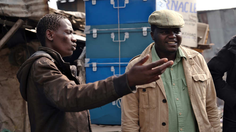 Gisore Nyabuti (r.), Vorständler der Nationalen Vereinigung der Müllsammler in Kenia, die er 2021 zusammen mit Mitstreitern und dem Zentrum für Umweltgerechtigkeit und Entwicklung CEJAD gegründet hat
