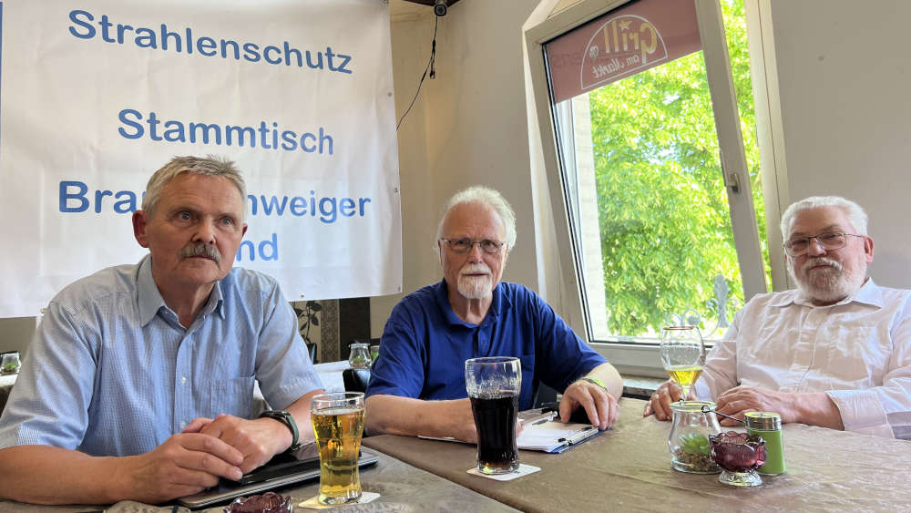 Der Physiker und Strahlenschutz-Experte Rainer Gellermann sitzt mit den beiden Ruhestands-Diakonen Bodo Walther und Paul Koch (v.l.) in einem Gasthaus im niedersaechsischen Schöppenstedt