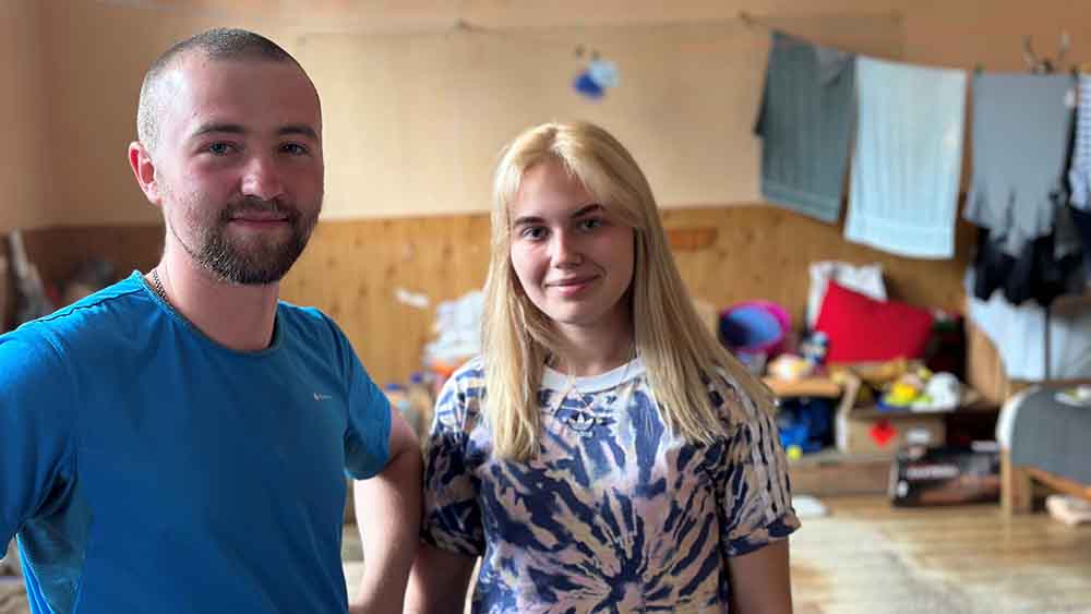 Vlad (23) und Olga (22) in ihrer Notunterkunft in einer ehemaligen Schule in Peretschyn im Westen der Ukraine