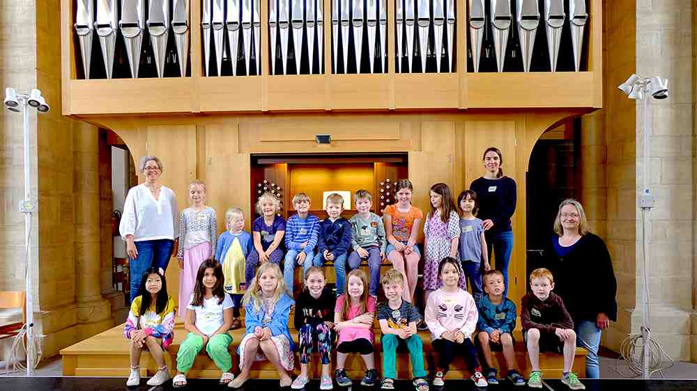 Geballtes Orgelwissen: Die Kinder der Ferienspiele mit Stadtkantorin Ruth Seiler (unten rechts) und den Leiterinnen Sabine Paap (links) und Celine Sauer (oben rechts).